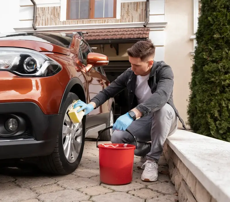 Lavage auto à domicile Saint-Benoît-la-Chipotte : professionnel intervenant sur un véhicule